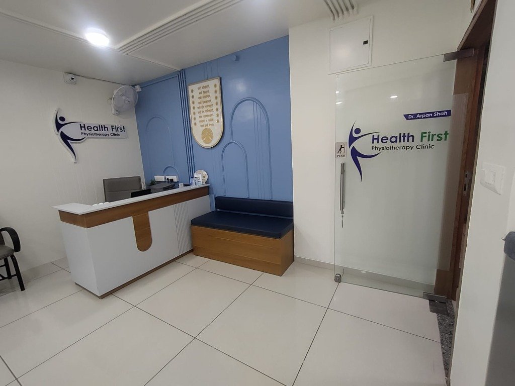 Panoramic Reception Desk & Waiting Lounge